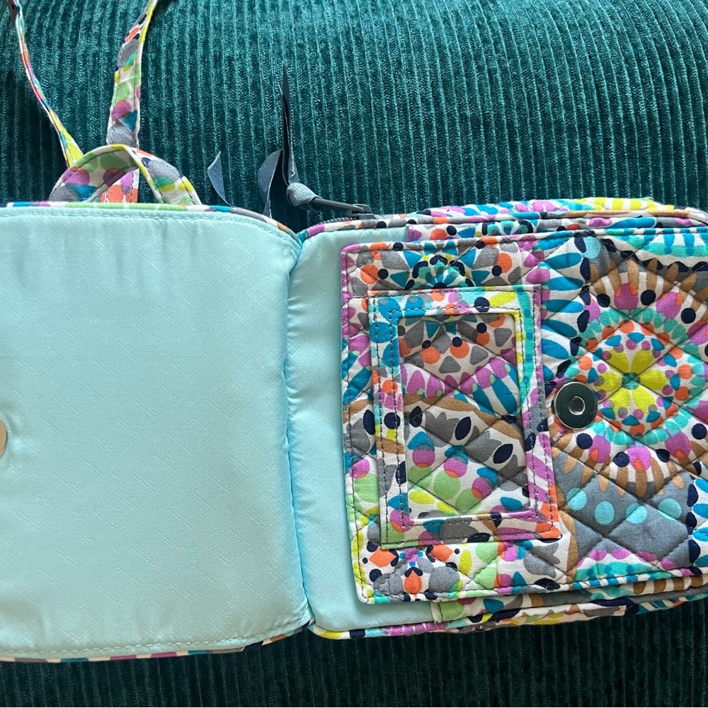 Vera Bradley crossbody with adjustable strap. NWOT Excellent condition!